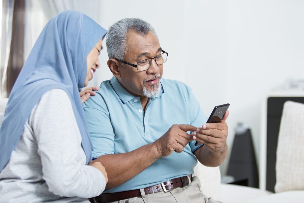 Altes Ehepaar absolviert digitale Anamnese auf dem Smartphone