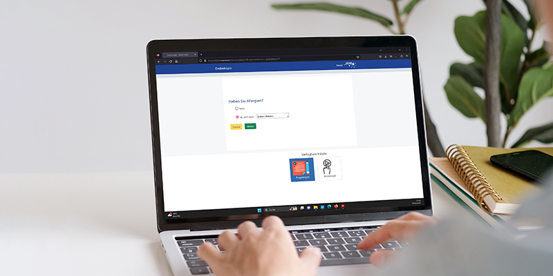 Patient füllt Online Anamnesebogen aus
